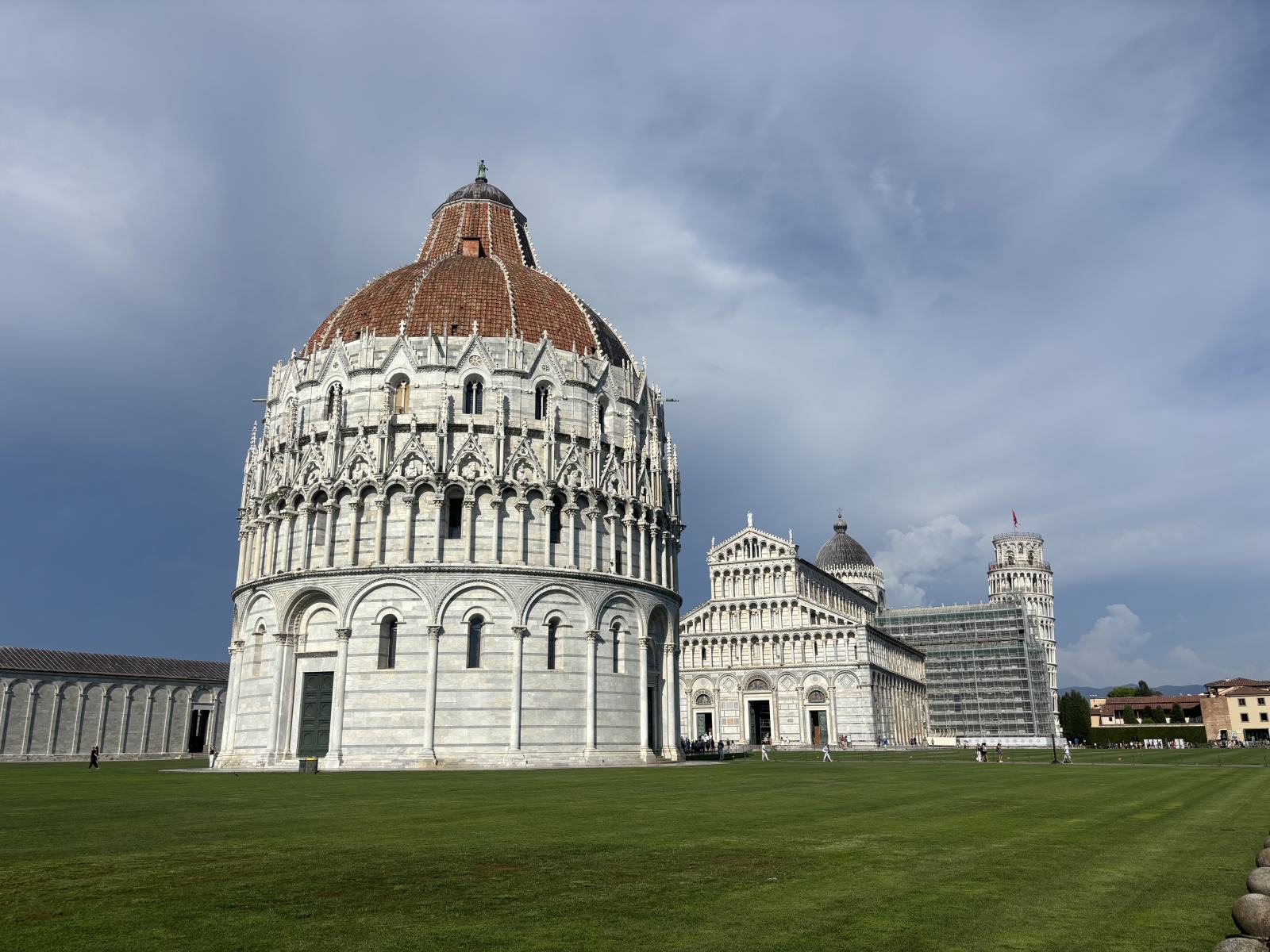 Panoramaansicht der Piazza dei Miracoli mit dem Baptisterium, dem Dom und dem schiefen Turm von Pisa unter leicht bewölktem Himmel