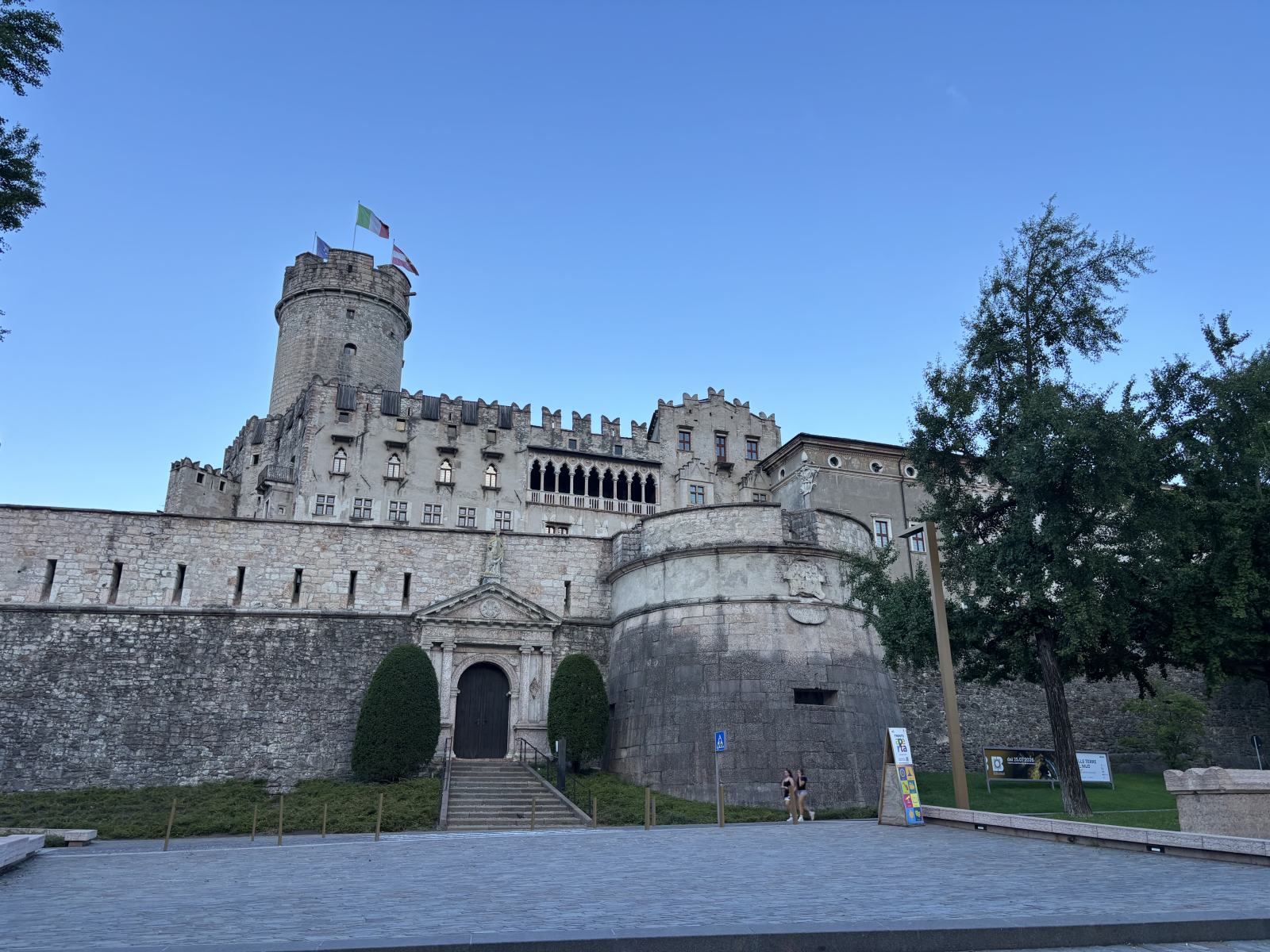 Imposantes historisches Schlossgebäude in Trient mit Fahnen