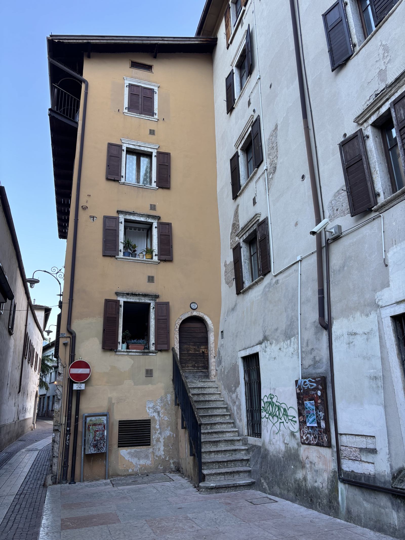 Enges historisches Gebäude mit Außentreppe in Trient