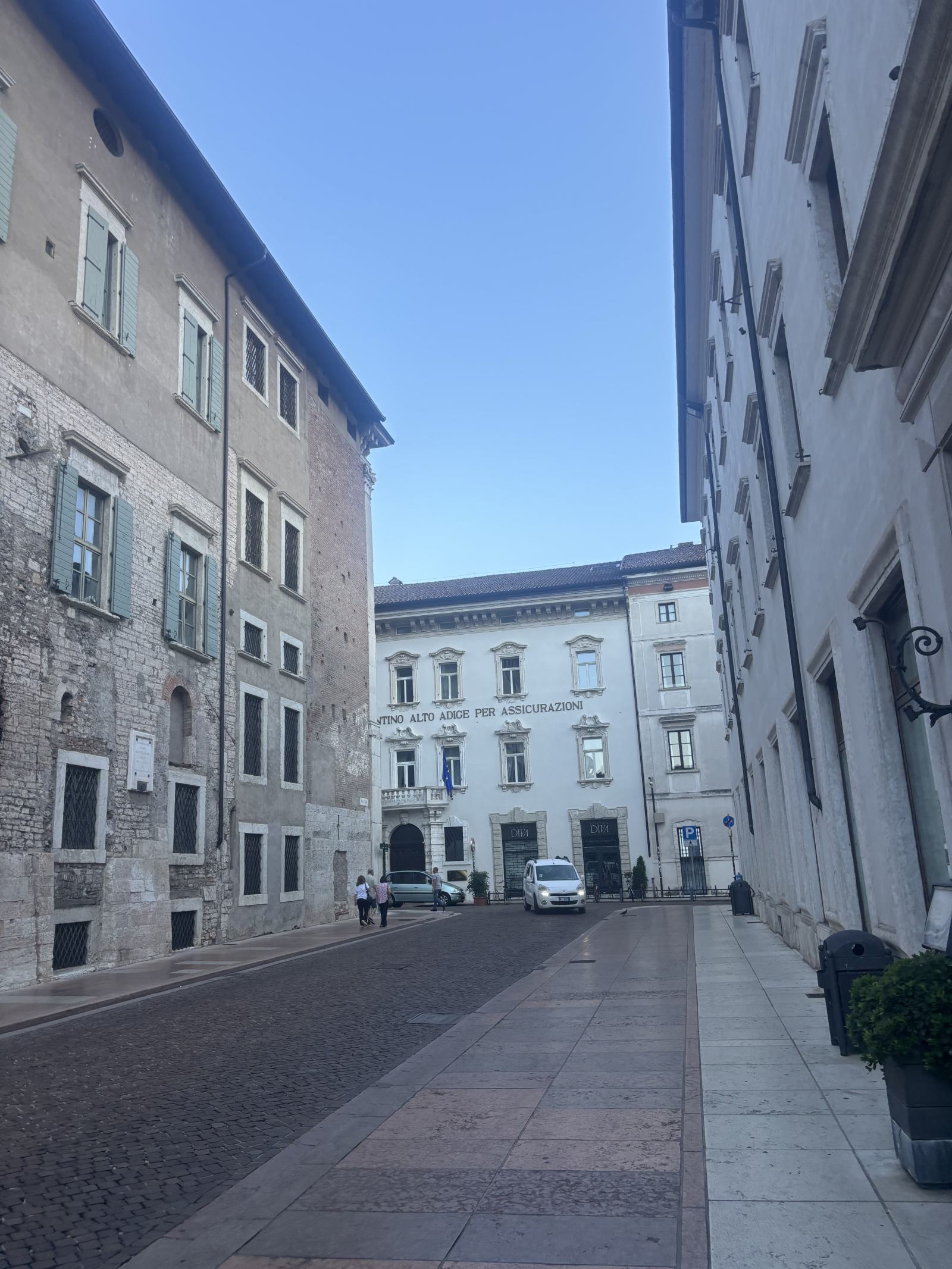 Historische Gasse in Trient mit alten Gebäuden