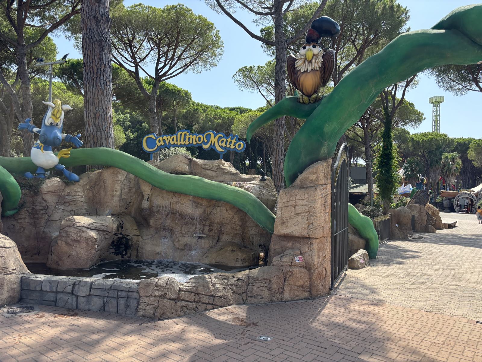 Lachende Familie nach einer nassen Fahrt auf der Wildwasserbahn im Freizeitpark Cavallino Matto.